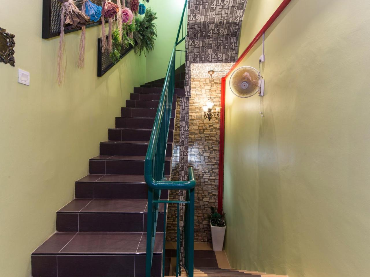 Oyo 604 Hotel Est Equine Park سيري كيمبانغان المظهر الخارجي الصورة