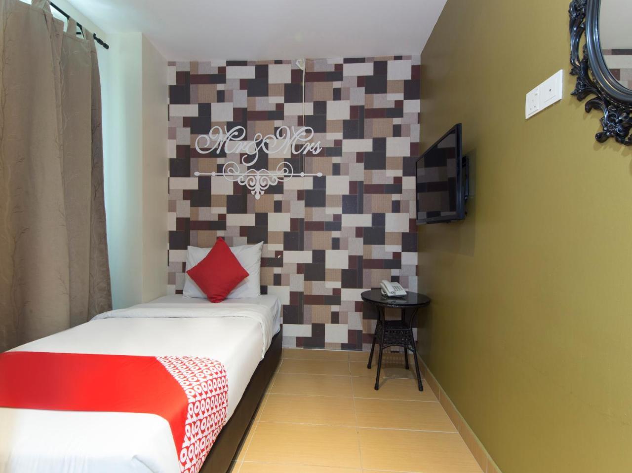 Oyo 604 Hotel Est Equine Park سيري كيمبانغان المظهر الخارجي الصورة